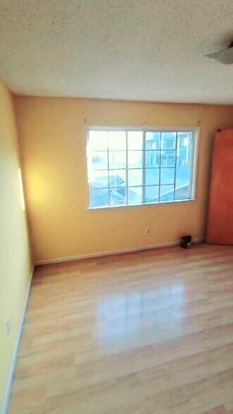 bedroom - 2239 N Frederic St