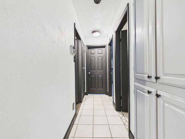 Building Photo - 619 SW 45th St