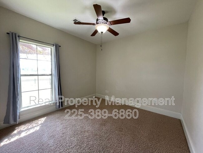 Building Photo - 10950 Hillpark Ave