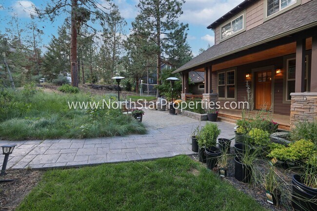 Building Photo - Spacious Five Bed Home in NW Bend