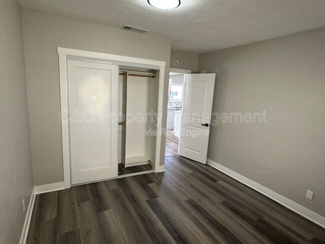 Building Photo - 1519 W 22nd Pl