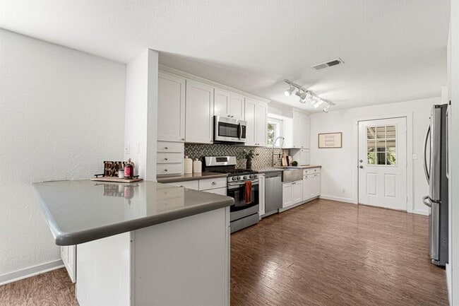 Building Photo - 2591 Spring Valley Dr