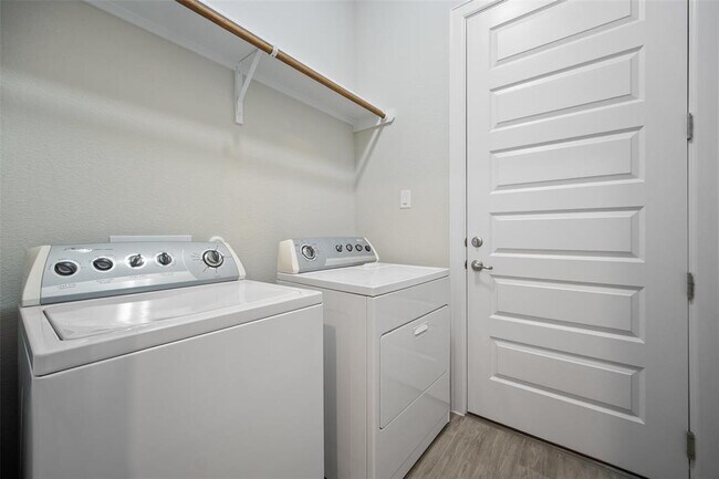 Building Photo - 127 Buteo St