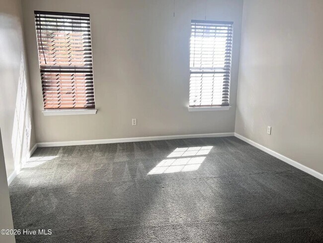 Building Photo - 3 Bedroom & 2.5 Bathroom Townhouse