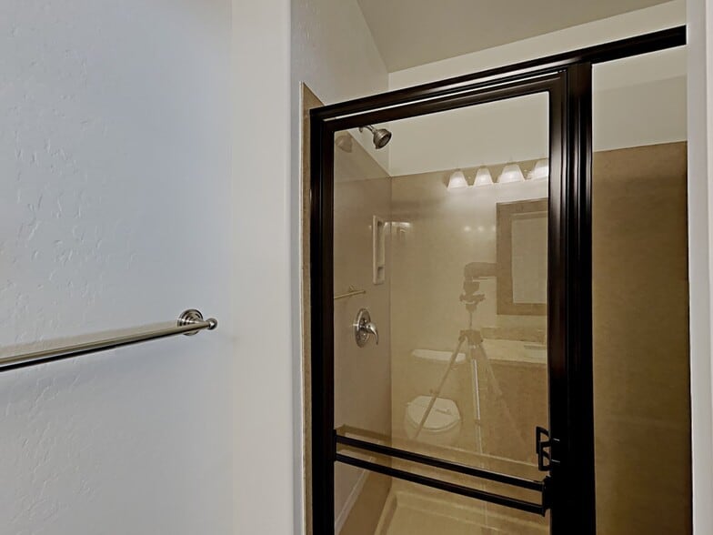 Building Photo - 868 Basswood Ave