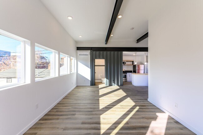 Building Photo - 451 Holcomb Ave