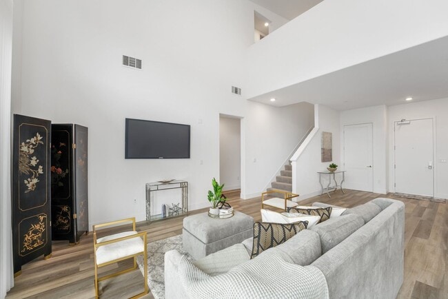 Building Photo - Gorgeous penthouse condo in East Industrial neighborhood – Fremont!