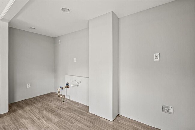 Building Photo - 2519 Lauderdale Dr NE