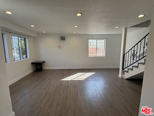 Building Photo - 1505 S Dunsmuir Ave