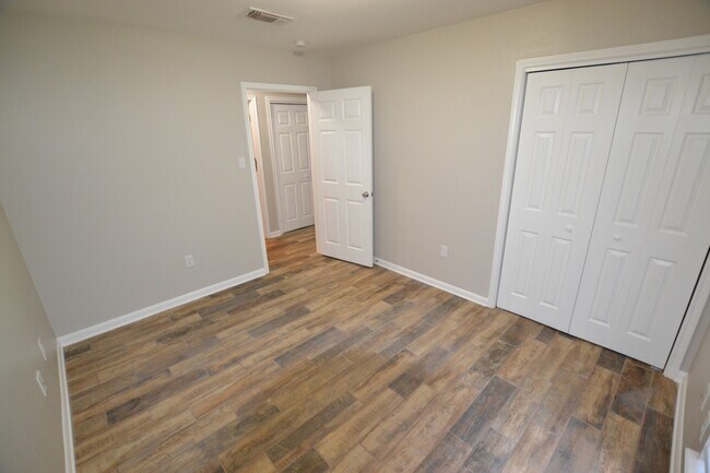 Building Photo - 5157 Cumberland Cove Dr