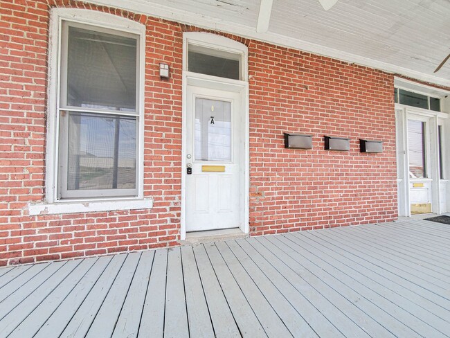 Building Photo - Pet Friendly One Bedroom with Utilities In...