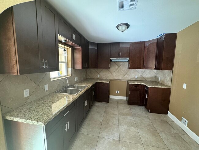 Building Photo - 702 Majorca Dr