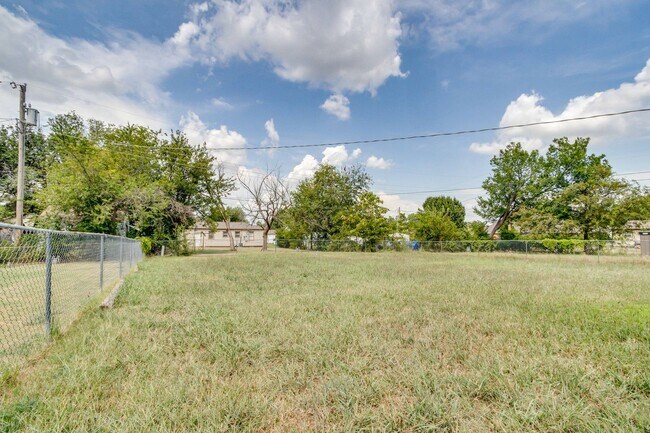Building Photo - Charming 2-Bedroom Home with Original Hard...