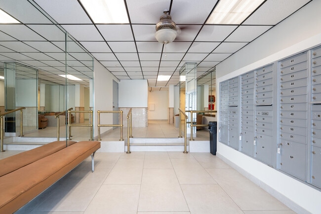 Building Photo - 2200 E Hallandale Beach Blvd