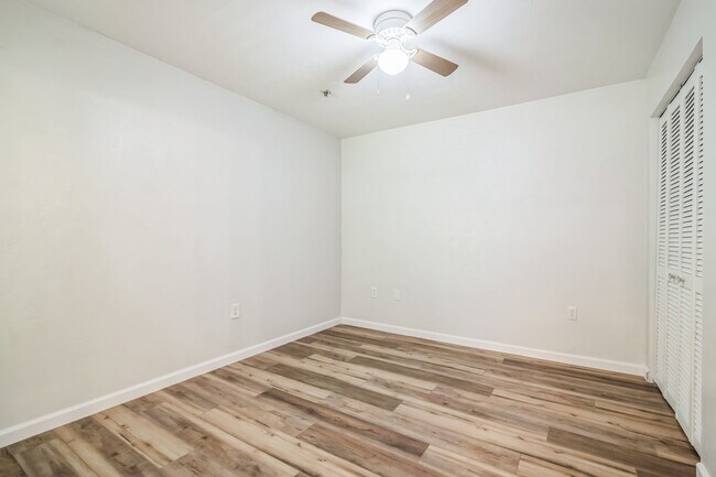 Building Photo - Furnished 4/4 University Terrace