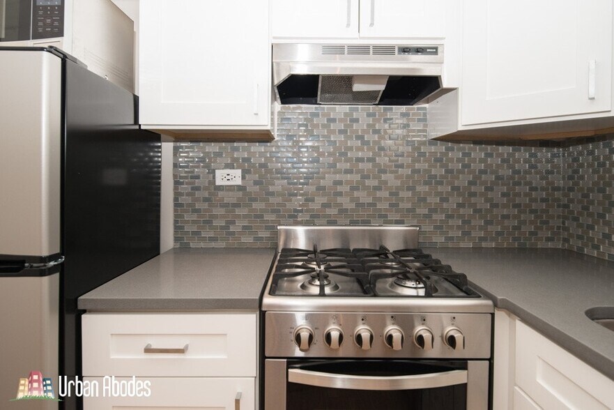 Building Photo - 535 W Belmont Ave