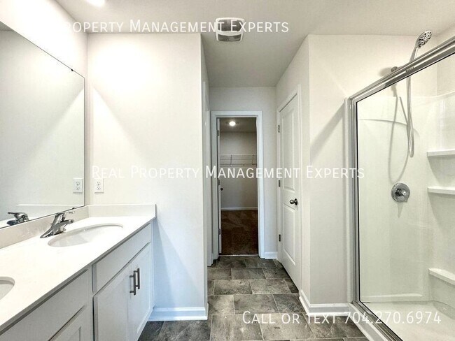 Building Photo - 4025 Lampasas Ln