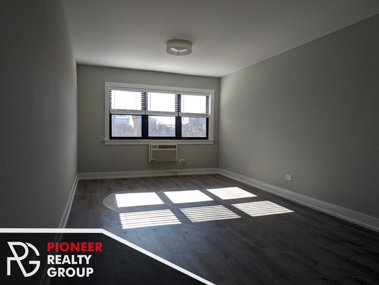 Building Photo - 456 W Barry Ave