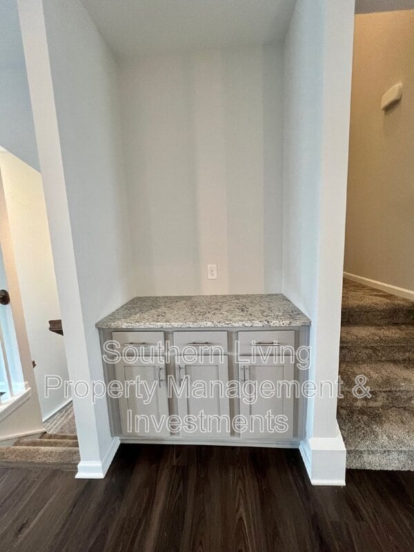 Building Photo - 6985 Waterstone Dr