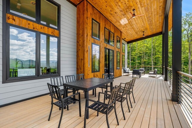 Building Photo - 162 Pond Rd