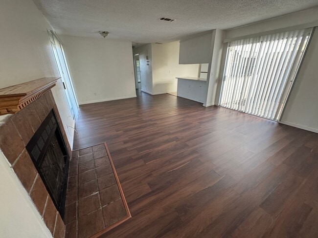 Building Photo - 2 bed 2 bath with 2 car garage