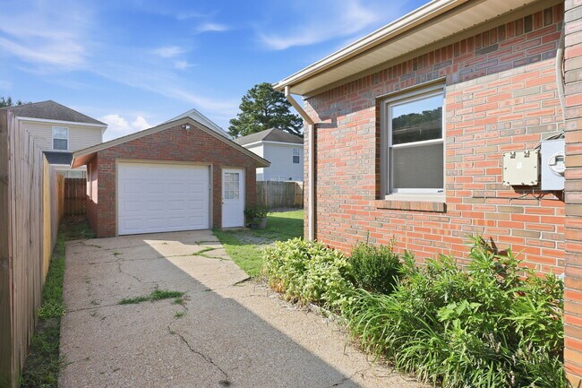 Building Photo - 727 Osborn Ave