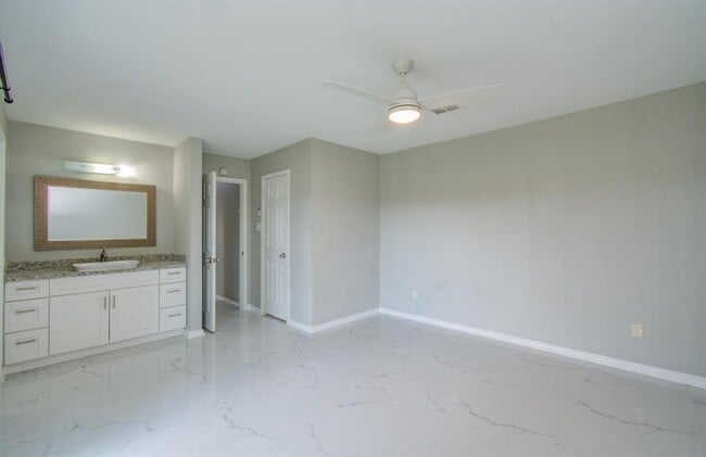 Building Photo - 326 Fair Oak Dr