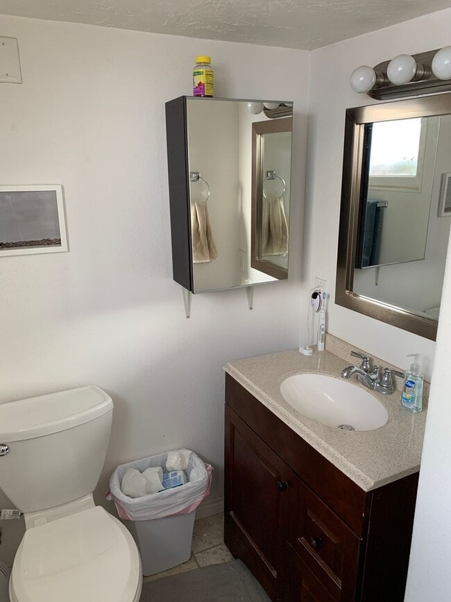Building Photo - Cute 2 Bed/1 Bath Basement Apartment super...