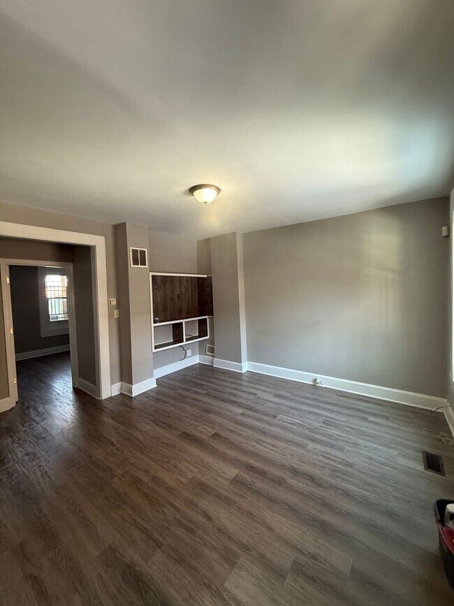 Building Photo - Spacious 4BR Rowhome Near Ellwood Park, Washer/Dryer Included