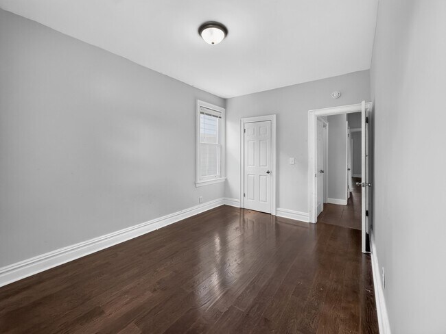 Building Photo - 86 W 45th St