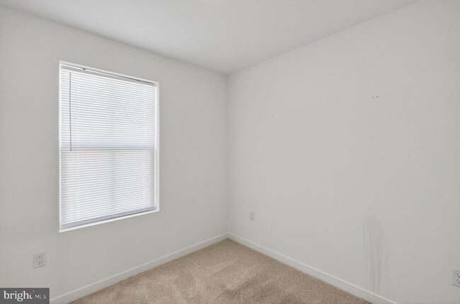 Building Photo - 73 Basswood St