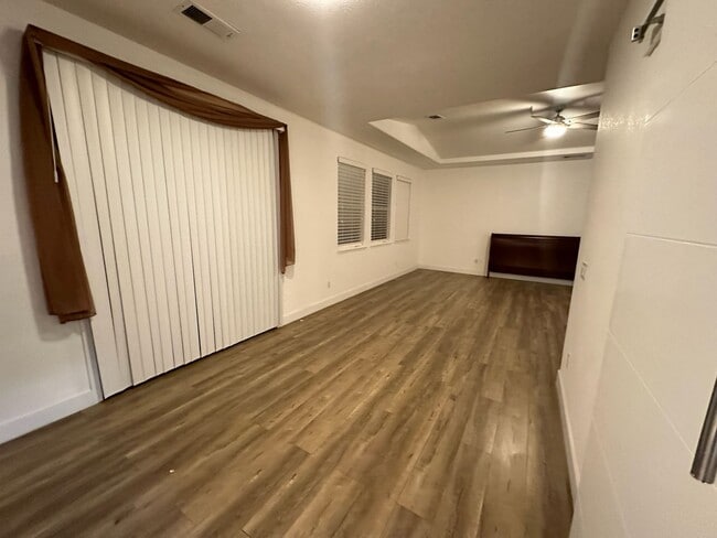 Building Photo - 5701 W Country Ave