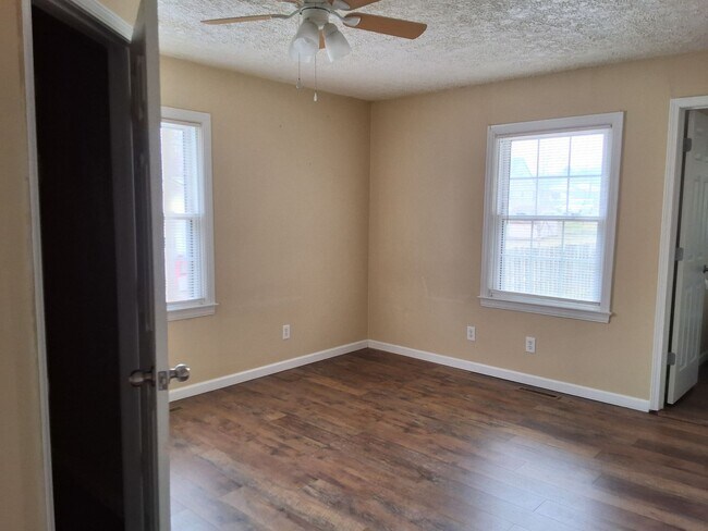 Building Photo - Beautiful Cozy 3 Bed, 2 Bath House located in the heart of Elizabethtown