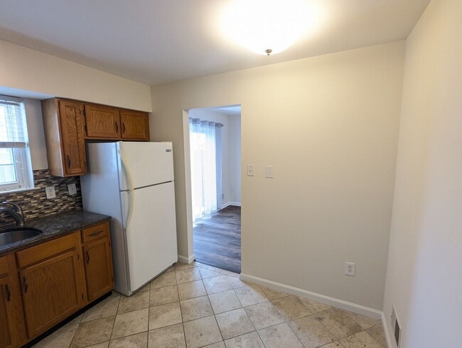 Building Photo - *END UNIT* town home in established Crestwood Neighborhood ready for you mid March!