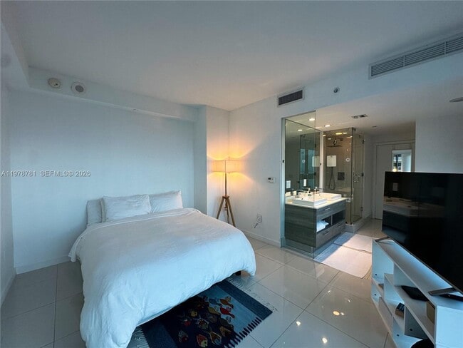 Building Photo - 650 NE 32nd St