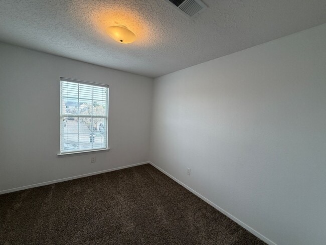 Building Photo - 3 Bedroom Home Available Near Paseo Del Norte Blvd NE & Rainbow Blvd NW!