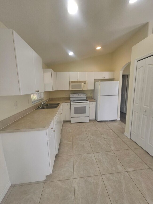 Building Photo - 7450 Blutter Rd