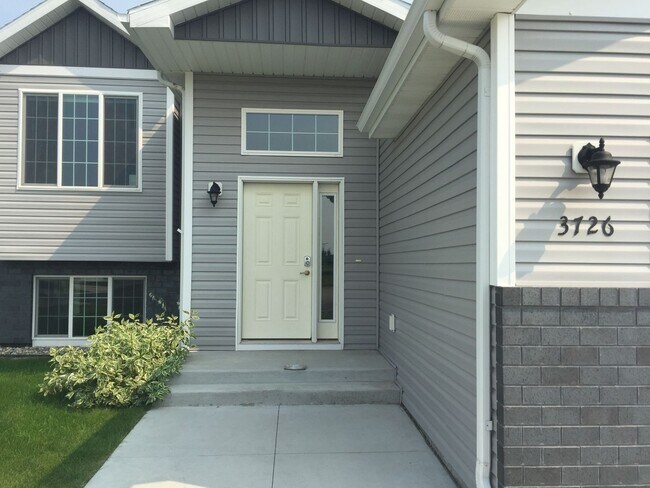 Building Photo - 4 bed 3 bath Single Family Home