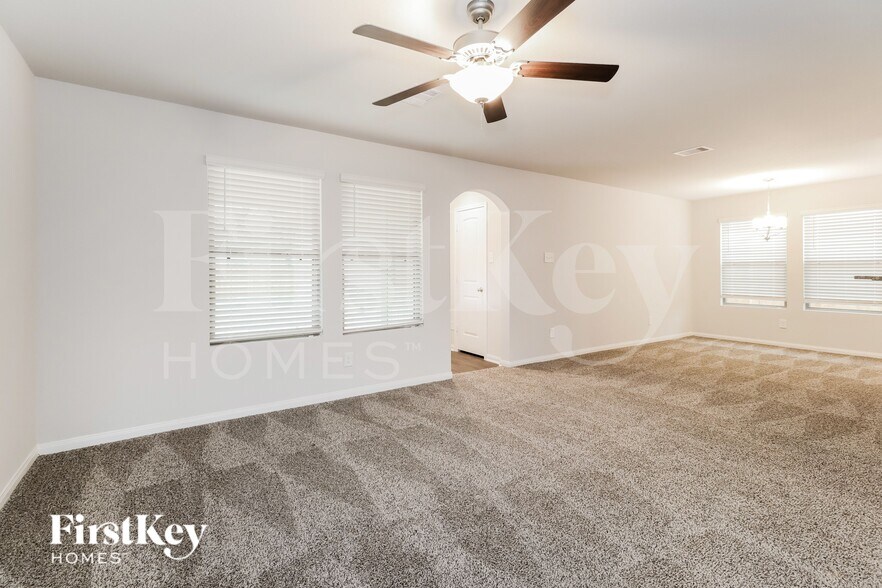 Building Photo - 25617 Roy Rogers Rd