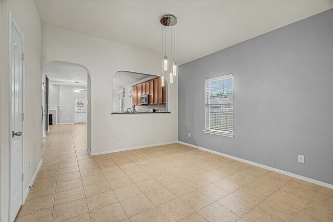 Building Photo - 623 W Newport Bend