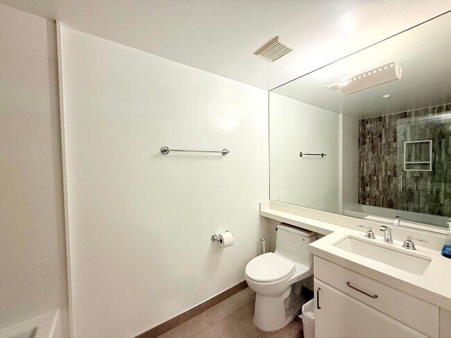 Building Photo - Fantastic 2 Bed 2 Bath Condo Partially Fur...