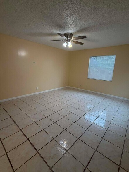 Building Photo - 501 W 1st St