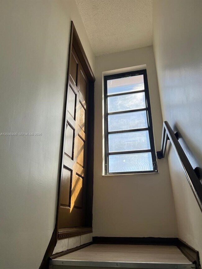 Building Photo - 321 SW 71st Ave