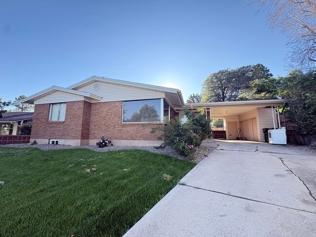 Building Photo - 437 Circleway Dr