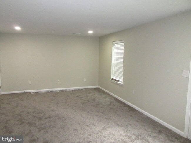 Building Photo - 707 S Twin Lakes Blvd