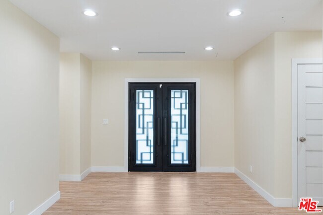 Building Photo - 17633 Nordhoff St