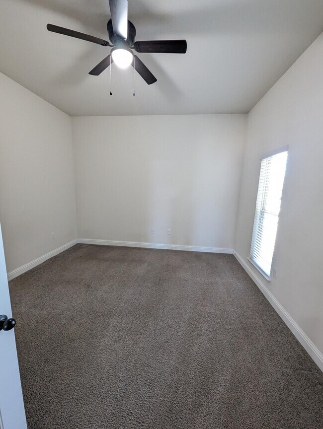 Building Photo - 2401 Spur Ln