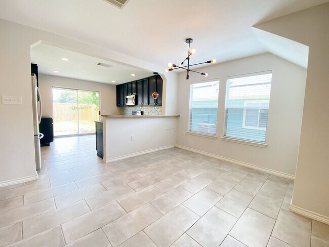 Building Photo - Spacious 4 Bed 3 Bath Rental with Modern T...
