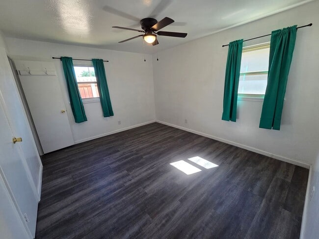 Building Photo - 3 or 4 Bedroom Home For Rent with New Refrigerated Air