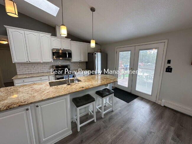 Building Photo - "Charming 3-Bedroom Retreat in Scenic Evergreen!